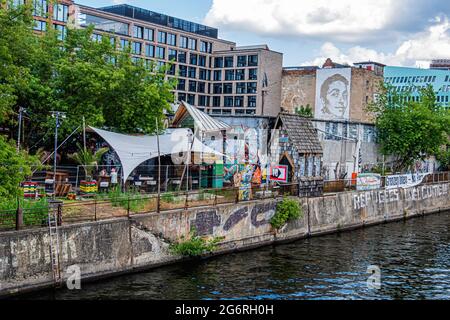 Berlin, Friedrichshain, YAAM, jungen afrikanischen Kunstmarkt. Riverside-Beachclub. Bunte Straße Art Mauern. Sommer-Entertainment-venue.Informal-Business. Stockfoto