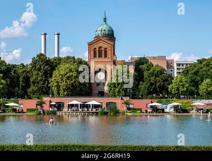 Engelbecken mit Café am Wasser und Michaelskirche an der Grenze zwischen Mitte und Kreuzberg in Berlin, Deutschland Stockfoto