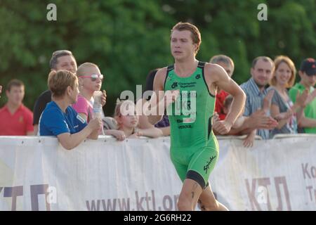 Dnepropetrovsk, Ukraine - 24. Mai 2014: Yegor Martynenko, Ukraine, führend beim ETU Sprint Triathlon European Cup. Schließlich belegte Martynenko den 1. Platz in diesem Wettbewerb Stockfoto