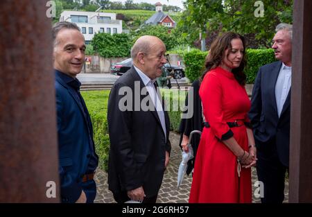 Schengen, Luxemburg. Juli 2021. Der Bundesaußenminister Heiko Maas (l-r, SPD) steht vor dem Schengen-Denkmal in Anwesenheit von Jean-Yves Le Drian, dem französischen Außenminister, der Schauspielerin Natalia Wörner und dem luxemburgischen Außenminister Jean Asselborn. Quelle: Harald Tittel/dpa/Alamy Live News Stockfoto