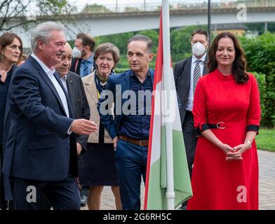 Schengen, Luxemburg. Juli 2021. Die Außenminister Jean Asselborn (l-r, Luxemburg), Jean-Yves Le Drian (Frankreich) und Heiko Maas (Deutschland, SPD) diskutieren vor dem Schengen-Museum in Anwesenheit der Schauspielerin Natalia Wörner. Quelle: Harald Tittel/dpa/Alamy Live News Stockfoto