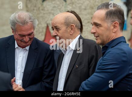 Schengen, Luxemburg. Juli 2021. Die Außenminister Jean Asselborn (l-r, Luxemburg), Jean-Yves Le Drian (Frankreich) und Heiko Maas (Deutschland, SPD) diskutieren vor dem Schengen-Museum. Quelle: Harald Tittel/dpa/Alamy Live News Stockfoto