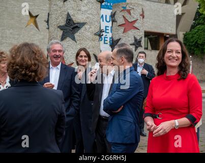 Schengen, Luxemburg. Juli 2021. Die Außenminister Jean Asselborn (l-r, Luxemburg), Jean-Yves Le Drian (Frankreich) und Heiko Maas (Deutschland, SPD) diskutieren vor dem Schengen-Museum in Anwesenheit der Schauspielerin Natalia Wörner. Quelle: Harald Tittel/dpa/Alamy Live News Stockfoto