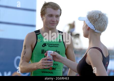 Dnepropetrovsk, Ukraine - 24. Mai 2014: Yegor Martynenko, Ukraine (links) Nehmen Sie nach dem Gewinn des ETU Sprint Triathlon European Cup eine Dose mit Getränk Stockfoto