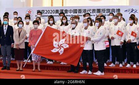 Hongkong, China Delegation bei den Olympischen Spielen 2020 in Tokio im südchinesischen Hongkong. Juli 2021. Carrie Lam (1. Reihe, 3. L) und Timothy Fok Tsun-ting (1. Reihe, 3. R), Präsident des Sportverbands und des Olympischen Komitees von Hongkong, China, stellen sich mit den Mitgliedern von Hongkong, China Delegation während der feierlichen Übergabe der Flagge für Hongkong, China Delegation bei den Olympischen Spielen 2020 in Tokio im südchinesischen Hongkong, 8. Juli 2021. Quelle: Lo Ping Fai/Xinhua/Alamy Live News Stockfoto