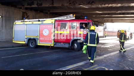 London Fire Brigade Fire Engine mit Feuerwehrleuten. Stockfoto