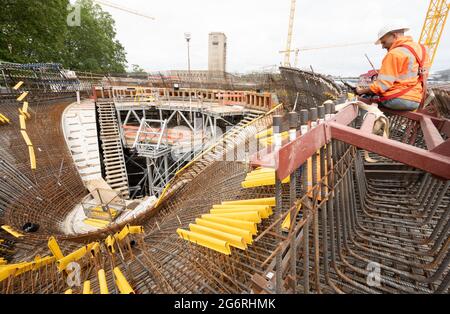 08. Juli 2021, Baden-Württemberg, Stuttgart: Auf der großen Baustelle des neuen Bahnhofs befestigen Arbeiter Teile einer Bewehrung, die dann mit Beton gegossen wird. Beim milliardenschweren Bahnprojekt Stuttgart 21 wird der Bahnhof in die U-Bahn verlegt. Foto: Bernd Weißbrod/dpa Stockfoto