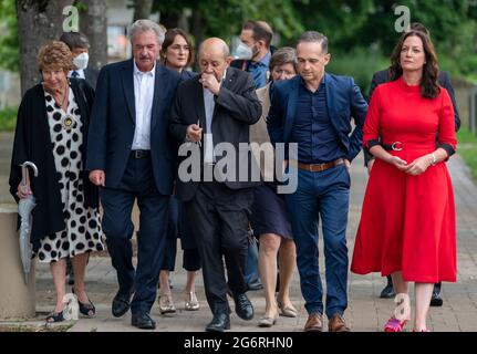 Schengen, Luxemburg. Juli 2021. Sylvie Asselborn (l-r), Jean Asselborn, Außenminister Luxemburgs, Jean-Yves Le Drian, Außenminister Frankreichs, Heiko Maas (SPD), Bundesaußenminister und Schauspielerin Natalia Wörner gehen zum Schengen-Museum. Quelle: Harald Tittel/dpa/Alamy Live News Stockfoto