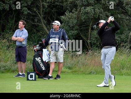 North Berwick, Großbritannien. Juli 2021. Graeme McDowell (Nordirland) auf dem 5. Abschlag mit Sir AP McCoy hinter ihm während der Prom-Feier bei den abrdn Scottish Open im Renaissance Club, North Berwick, Schottland. Kredit: SPP Sport Pressefoto. /Alamy Live News Stockfoto