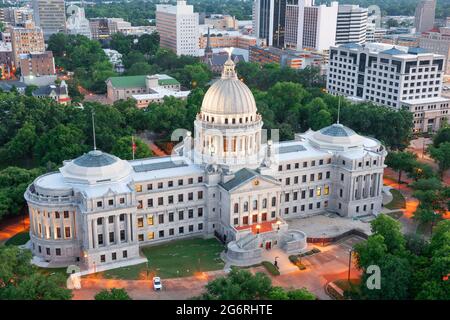 Jackson, Mississippi, USA Skyline über dem Capitol Building in der Abenddämmerung. Stockfoto