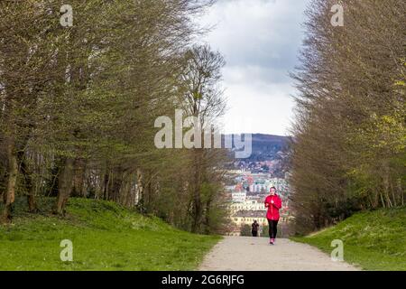 Wien, Österreich - 6. April 2015 - Frau läuft am 6. April 2015 in der Nähe von Schloss Schönbrunn in Wien, Österreich, auf einem Pfad Stockfoto