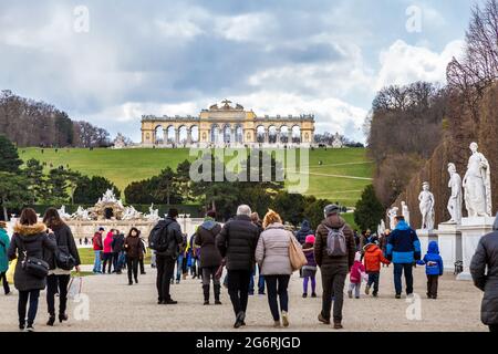 Wien, Österreich - 6. April 2015 - Touristen besuchen am 6. April 2015 das berühmte Schloss Schönbrunn in Wien, Österreich Stockfoto