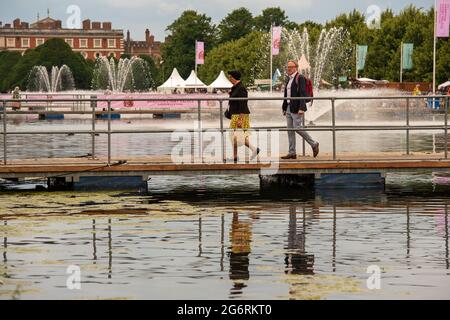 East Molesey, Surrey, Großbritannien. Juli 2021. Es war ein sehr geschäftiger Tag heute am 4. Tag des RHS Hampton Court Palace Garden Festivals. Im echten britischen Stil schien die Sonne am Morgen, aber am Nachmittag folgten heftige Duschen, da Sonnenschirme und Ponchos die Accessoires waren, die man unbedingt haben sollte. Quelle: Maureen McLean/Alamy Live News Stockfoto