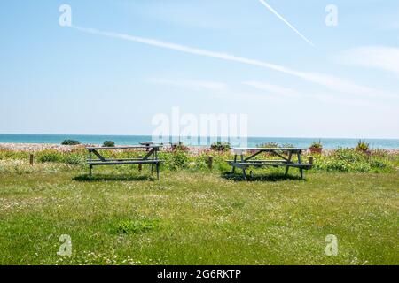 Alte rustikale Picknickbänke mit Blick auf das Meer Stockfoto