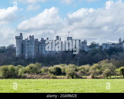 west sussex Countryside mit Arundel Castle im Hintergrund Stockfoto