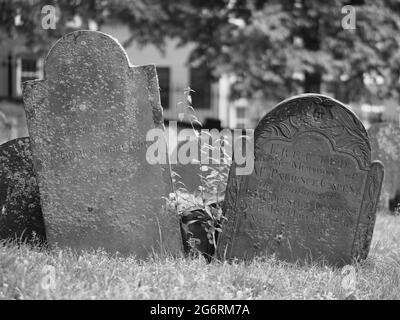 Bild von zwei Grabsteinen, die auf dem Copps Hill Grabstein in der Innenstadt von Boston aufgenommen wurden. Stockfoto