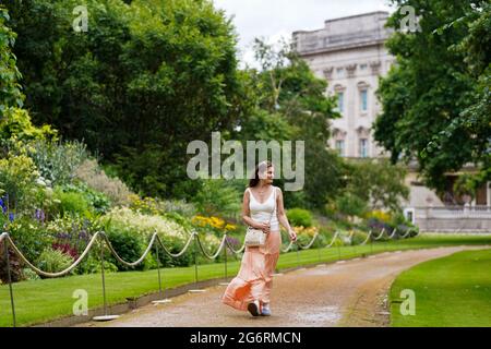 Ein Besucher genießt den Garten während einer Vorschau auf den Garten im Buckingham Palace, der offiziellen Residenz von Königin Elizabeth II. In London, der am Freitag für die Öffentlichkeit zugänglich ist. Die Besucher können im Garten picknicken und den Freiraum zum ersten Mal erkunden. Bilddatum: Donnerstag, 8. Juli 2021. Stockfoto