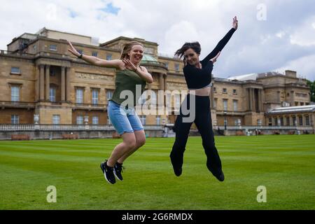 Besucher posieren für ein Foto während einer Vorschau auf den Garten im Buckingham Palace, der offiziellen Residenz von Königin Elizabeth II. In London, der am Freitag für die Öffentlichkeit zugänglich ist. Die Besucher können im Garten picknicken und den Freiraum zum ersten Mal erkunden. Bilddatum: Donnerstag, 8. Juli 2021. Stockfoto