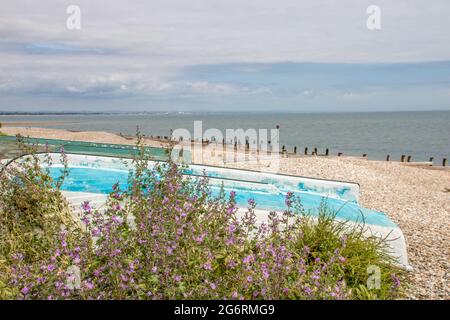 Altes verlassene Boot auf dem Kopf an einem englischen Strand Stockfoto