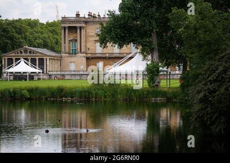 Ein Blick auf den See während einer Vorschau auf den Garten im Buckingham Palace, der offiziellen Residenz von Königin Elizabeth II. In London, der am Freitag für die Öffentlichkeit zugänglich ist. Die Besucher können im Garten picknicken und den Freiraum zum ersten Mal erkunden. Bilddatum: Donnerstag, 8. Juli 2021. Stockfoto