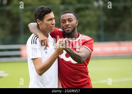 Ricardo Carvalho, Logistikmanager von Standard, und Samuel Bastien von Standard, der beim Fotoshooting der Saison 2021-2022 von Be vor einem Teamfoto abgebildet wurde Stockfoto