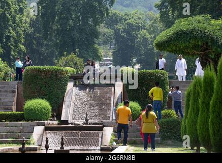 (210708) -- SRINAGAR, 8. Juli 2021 (Xinhua) -- Besucher spazieren in einem Park, der nach zwei Monaten Sperrung während der zweiten Welle der COVID-19-Pandemie in der Stadt Srinagar, der Sommerhauptstadt des von Indien kontrollierten Kaschmir, am 8. Juli 2021 wieder für die Öffentlichkeit zugänglich gemacht wurde. (Xinhua/Javed Dar) Stockfoto