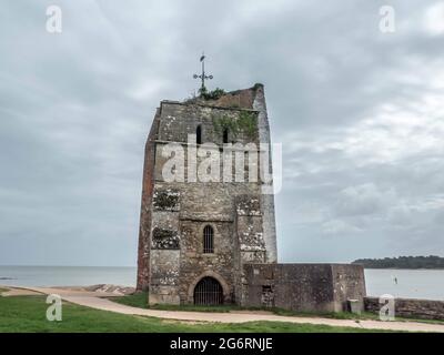 Alter Kirchturm an der Küste auf der Isle of Wight Hampshire England Stockfoto