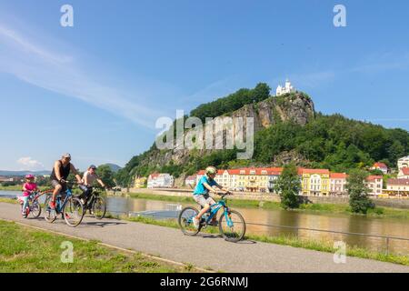 Radfahrer fahren Fahrräder entlang der Elbe, im Hintergrund Pastellyrska Stena Rock (Shepherds Wall) Decin Tschechien Böhmische Schweiz Stockfoto