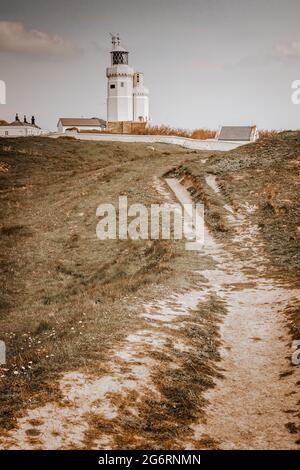 Der Leuchtturm von St. Catherine, Niton Isle of wight mit Blick auf die Klippen im Herbst Stockfoto