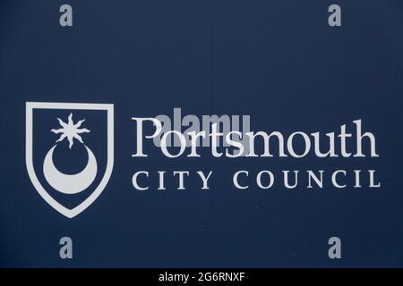 Das Portsmouth City Council Logo auf einem Schild Stockfoto