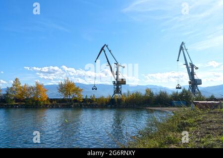Landschaft mit Blick auf den Baikalsee und Kraniche am Ufer. Stockfoto