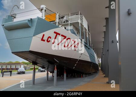 Die LCT 7074 im D-Day Story Museum in Portsmouth, dem letzten überlebenden Panzerlandungsschiff Stockfoto