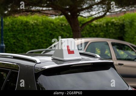 Ein Fahrschüler-Schild auf dem Dach des Wagens einer Fahrschule Stockfoto