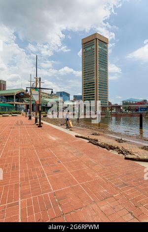 Das fünfseitige World Trade Center dominiert die Uferpromenade am Harbourside. Der Turm umfasst ein Besucherzentrum und die Aussichtsplattform „Top of the World“. Stockfoto