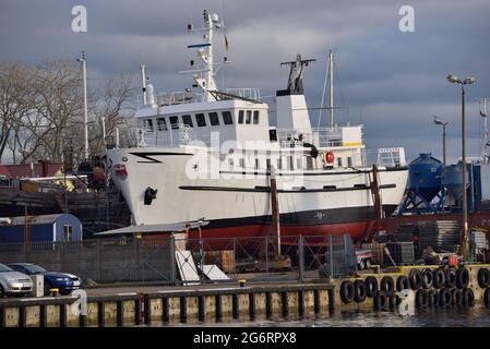 Jüngste Arbeiten am Schiff auf der Slipway in einer kleinen Reparaturwerft Stockfoto