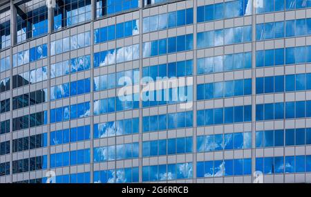 Lockwood Place, 500 East Pratt Street, ist ein postmodernes Bürogebäude mit Blick auf den Harbourplace. Stockfoto