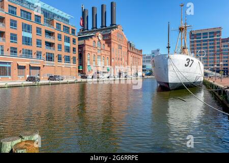 Der Slip zwischen Baltimore's Pier 4 und Pier 5. Das ehemalige Kraftwerk der United Railways & Electric Company befindet sich auf der linken Seite; jetzt Cutter der US-Küstenwache Taney Stockfoto