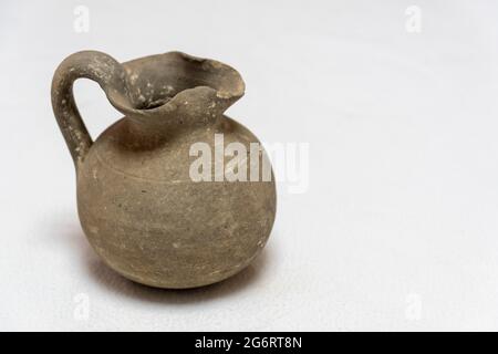 Altes Küchengeschirr Konzept: Archäologische Forschung an Tonfunden. Antike Keramik Kunst Amphora aus alten Zivilisationen. Kulturen im klassischen Stil Stockfoto