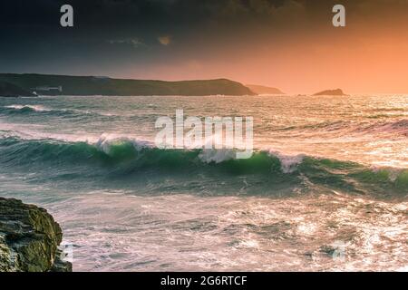 Abendlicht über der Fistral Bay in Newquay in Cornwall. Stockfoto