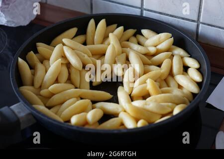 Schwäbische Kartoffelnudeln aus Süddeutschland in einer Pfanne Stockfoto
