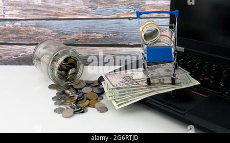 Shopping Sale Rabattkonzept. Selektiver Fokus auf Warenkorb, Falschgeld und Münzen. Stockfoto