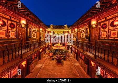 Nachtansicht der alten chinesischen traditionellen Wohngebäude in der Altstadt von Pingyao, Shanxi, China Stockfoto