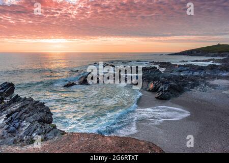 Ein wunderschöner, farbenfroher Sonnenuntergang über Little Fistral an der Küste von Newquay in Cornwall. Stockfoto