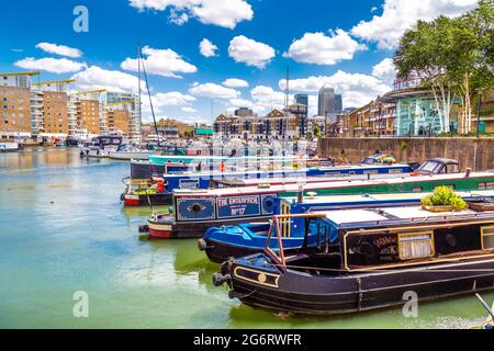 Kanalboote, die im Limehouse Basin (Limehouse Marina), London, Großbritannien, anlegen Stockfoto