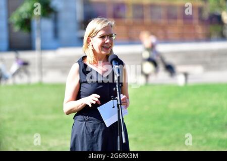 Wien, Österreich. 8. Juli 2021. Pressekonferenz mit Bundesminister Leonore Gewessler am Heldenplatz in Wien am 8. Juli 2021. Thema: Extreme Hitzewelle in Osterreich - die Auswirkungen der Klimakrise auf unsere Gesundheit, unser Leben und unsere Gliedmaßen. Stockfoto