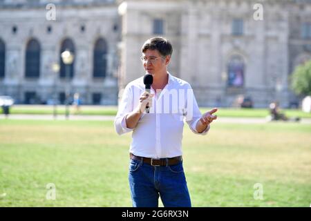 Wien, Österreich. 8. Juli 2021. Pressekonferenz mit Prim. Priv.-Doz. Dr. Moritz Haugk am Heldenplatz in Wien am 8. Juli 2021. Thema: Extreme Hitzewelle in Osterreich - die Auswirkungen der Klimakrise auf unsere Gesundheit, unser Leben und unsere Gliedmaßen. Stockfoto
