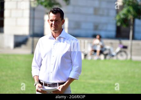 Wien, Österreich. 8. Juli 2021. Pressekonferenz mit Bundesminister Wolfgang Mückstein am Heldenplatz in Wien am 8. Juli 2021. Thema: Extreme Hitzewelle in Osterreich - die Auswirkungen der Klimakrise auf unsere Gesundheit, unser Leben und unsere Gliedmaßen. Stockfoto