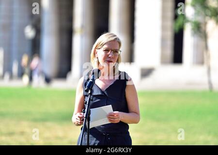 Wien, Österreich. 8. Juli 2021. Pressekonferenz mit Bundesminister Leonore Gewessler am Heldenplatz in Wien am 8. Juli 2021. Thema: Extreme Hitzewelle in Osterreich - die Auswirkungen der Klimakrise auf unsere Gesundheit, unser Leben und unsere Gliedmaßen. Stockfoto
