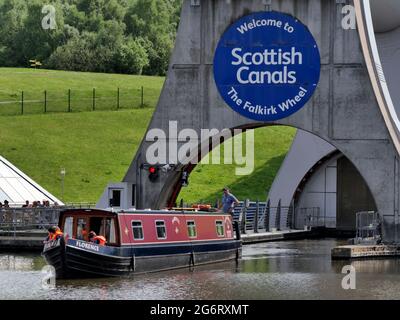 Ein enges Boot verlässt das Falkirk Wheel ein drehbarer Bootslift verbindet den Forth und Clyde Canal mit dem Union Canal, Falkirk, Schottland Stockfoto