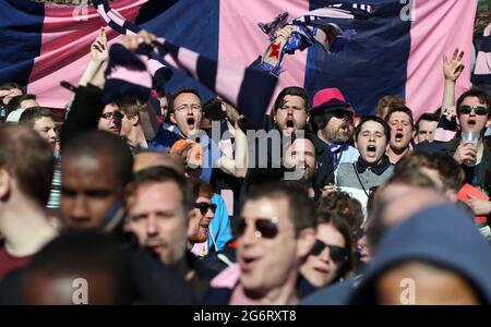 Fans des FC Dulwich Hamlet auf den Terrassen bei einem Spiel auf ihrem Champion Hill-Gelände in East Dulwich im Südosten Londons, England, Großbritannien, Stockfoto